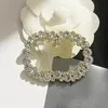 Nouvelle broche de créateur été vente chaude broche vêtements féminins costume broche en alliage pour chapeaux classiques marque de luxe charme perle broche Broches cadeau de fête