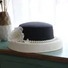 Berets 2024 Vintage Weiß Schwarz Große Hochzeit Hut Für Frauen Blume Perle Flache Fedora Kappe Kopfschmuck Chruch Pferd Rennen Party formale