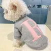 Vestuário de cachorro elegante carta impressa pet hoodie para conforto de inverno e roupas de calor teddy cardigan filhote de cachorro duas pernas roupas
