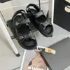 Toppkvalitetsdesigner Sandal Mules äkta läder Casual Shoe Bom Dia Sandale Justerbar Buckle Womans Gladiator Slipper Flat Slide Sliders Summer Beach Slides