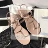 Шлепанцы Женская обувь Дизайнерские сандалии на плоской подошве с застежкой на носок Летняя женская обувь с Т-образной завязкой Пляжная повседневная женская роскошная шлепанцы Женская кожаная обувь Chanells 352