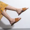 Sandales de diapositives métalliques de luxe Sandales Designer Slides Chaussures pour femmes Chaussures d'été Fashion Wide Flip Flip Flops pour femmes