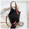 Borsa casual di nuova moda Borsa a secchiello tote retrò Borsa classica da donna di tendenza casual Borsa a tracolla di grande capacità di moda 15*23