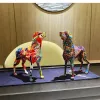 Sculture Doberman Creativo Decorazione domestica moderna Statua di cane a colori Armadietto per vino Cane di benvenuto Decorazione desktop per ufficio Artigianato in resina