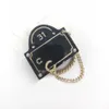 2022 Broche de sac à main de charme de qualité de luxe avec un design de couleur noire et un diamant scintillant en plaqué or 18 carats avec tampon de boîte PS7313A287e