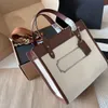 2024 Bolsa de designer nova moda de grande capacidade Bolsa de ombro de lona Crossbody Bag feminina bolsa mamãe bolsa de viagem curta bolsa de compras