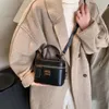 حقائب كتف مصمم المصادر في المتاجر هذه السنوات هذه السنوات الشهيرة دلو البدل 2024 New Trendy و Right Handbag Forning One Crossbody