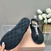 Sandálias embelezadas com cristal Chinelos de couro de verão Flip-flops Sapatos de praia Clip Toe Sandálias Sapatos casuais Flat confortáveis designer de tendências de moda