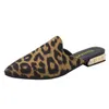 Pantofole piatte a punta alla moda 2024 Personalità estiva Bellissimi sandali piatti con stampa leopardata Shopping all'aperto leggero casual