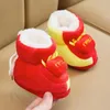 Хлопковая обувь для малышей First Walkers, зимние плюшевые прогулочные туфли для детей 1 года, 2024, корейская версия, теплые и не спадающие тапочки на мягкой подошве