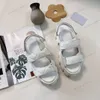 Skumgummi sandaler berömda designer kvinnor triangel metall spänne toffel plattform lägenheter kil nappa läder mjuk gladiator flip flop sommar strandskor skakar mulor