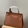 Schoudertassen Modieuze kleine vierkante tas met één schouder Senior Feel Messenger Metalen sluiting Handkruis Luxe handtas voor dames