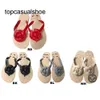 Chanelllies vgl. Kanales Blume Camellia Frauen Flip Flops Pantoffeln c Buchstaben Tanga Sandalen Beige schwarz rosa Blume Gummi Gummi Girls Flat Mules Sommerpool Strand LO