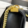 En kaliteli orijinal deri omuz çantası tasarımcı zinciri messenger çantası lüks flep havyar çanta metal toka zarif moda kadın zincir çantası mini çapraz çanta c çantası
