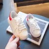 Baby Schoenen Jongens Sport Kids Kinderen Witte Sneakers Meisjes Tennis 1 Jaar 2 Jaar Student Laceup Casual Flats Comfortabel 240314