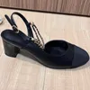 2024 Nowe sandały sprężynowe/letnie luksusowy materiał skórzany super światłowód górna podszewka miękka i modna wygodne kapcie owczesko -owczelne klasyczne gumowe podeszwy obcasy