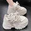 Buty swobodne czarne trampki o wysokiej platformie grube podeszwy koronkowe 8 cm grube kobiety 2024 Spring Korea Pu Wzrost skóry