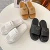 Zapatillas de diseñador Sandalias tejidas Sandalias de diseñador Zapatillas de triángulo de metal lujosas Zapatillas con hebilla Zapatillas de crochet con plataforma de verano para mujer