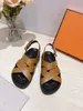 Berömda kvinnors sandaler lyxpumpar Blue-Grey Green Satin Jewel Buckle Mules Italy Vacker Lady Coarse Heel Slingback 0320