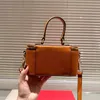 Çıkarılabilir ayarlanabilir omuz askısı moda mektup logo fermuar açılıyor ve kapanıyor lüks inek derisi manuel lüks omuz crossbody çanta dişi beyaz