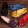 Повседневная обувь XIHAHA, женские национальные ветрозащитные кожаные женские мягкие лоферы для мам, женские комфортные женские кроссовки Doug для девочек