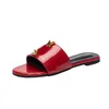 Sandales de diapositives métalliques de luxe Sandales Designer Slides Chaussures pour femmes Chaussures d'été Fashion Wide Flip Flip Flops pour femmes