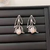 Dangle Lustre Boucles D'oreilles Exquis Creux Fleur En Métal À La Mode Imité Perle Bijoux Pour Femmes Bijoux Délicat Boucle D'oreille Romantique D Othra