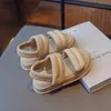 Sandaler Summer Girls Sandals Princess Elegant Solid Color Sandaler Barnmjuka strand Sandaler Baby Sportskor Q240328