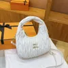 店舗輸出デザイナーショルダーバッグ新しいレディースファッション汎用性のある女の子甘いプリーツソフトハンドヘルドアンダーアームスングルショルダー斜めクロスクレセントバッグ