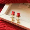 Charm Eingelegtes Strass -Acryl -Rosenblumenohrringe für Frauen 2024 Neu in Stil Red Rose Stud Ohrring Wunderschöne Luxusschmuck Geschenke Y240328