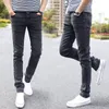 2023 CHOLYL New Light Blue Skinny Jeans Uomo Primavera Estate Slim Denim Jeans Uomo Cott Pantaloni in denim elastico di alta qualità r85v #