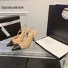 Chanellies Black Beige kanalerar Twotone Leather Sandal Bicolor High Heel Pumpar Slingback för kvinnor damer pekade tå bågkedjor Mules kattunge klackar glider pärlor