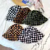 Versione coreana di Instagram Pescatore di peluche scozzese alla moda a scacchiera per bambini per stare al caldo in autunno e inverno, cappello da bacino versatile e alla moda