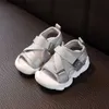 Sandaler baby sandaler för flickor sommar småbarn pojkar casual skor solid färg mesh andningsbara barn sportskor baby sport sandaler 0-4y Q240328