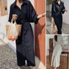 Robes décontractées Femmes Robe longue à revers Maxi élégante avec détail plissé à ourlet fendu pour style de trajet rétro Printemps solide