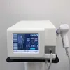 Fysioterapeut använder ultraljudschockvåg kroppsmärtlindring chockvåg terapiinstrument