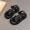 Sandaler 2024 Summer Girls Sandaler Fashion Solid Color Childrens axelremmar Mångsidiga Toe Beach Shoes Handringsbarn Childrar Tjock Sole Sandals Q240328