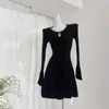 Casual Dresses Black Slim Knit Mini Dress Round Neck Long-Sleeved Blad ärm Damer Vintage Fashion Party