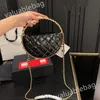 10a spegelkvalitetsdesigners stora skalväskor 28 cm kvinnors patent läderhandtag handväska svart quiltad blixtlåsväska crossbody axelkedja band med chip