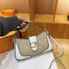 Luxury Cross Shop gratis frakt trendig och fashionabla med kontrasterande färg Underarm Bag kedja dekoration Enkel axel av stil crossbody