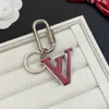 تصميم مفاتيح مفتاح Big V Letter key Chain Buckle Ceychains Lovers Keyring Excessories 3 Color