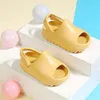 Nouveau-né les premiers promeneurs chaussures pour tout-petits été du fond doux pour bébé glissades garçons filles couleuses pantoufles respirantes sandales pour enfants