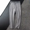 Pantaloni da uomo Light Luxury 2023 Primavera / Estate Marchio di moda Pantaloni casual ricamati Pantaloni da uomo in seta liscia e morbida Pantaloni sportivi di fascia alta J240328