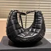 Luxury Designer Bag Sheepskin Crescent Bag Läder Diamond Check Chains Liten väska Högklass