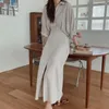 Robes décontractées Femmes Robe longue à revers Maxi élégante avec détail plissé à ourlet fendu pour style de trajet rétro Printemps solide