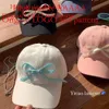 Instagram Trendy Version Sweet Bow Baseball Damen, vielseitig einsetzbar für Frühling und Sommer, zeigt Gesicht mit einem kleinen Entenschnabelhut für Damen
