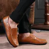 Sapatos de caminhada de alta qualidade costurados à mão masculino formal para homens 2024 mocassins de couro genuíno casual mocassim de casamento plano marrom