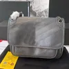 Borsa a tracolla Niki tinta unita in vera pelle a forma di V modello antirughe lettere di moda bottone magnetico borse a catena da donna borsa 28 cm