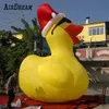 卸売されたかわいい黄色のインフレータブルダックレプリカ3/4/6/8mと公園とプールの装飾用の赤い帽子が吹き付けられた動物マスコットモデル