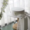 Береты Высококачественная белая атласная свадебная шляпа с большим бантом и жемчугом Формальная коктейльная вечеринка Элегантные шляпы-федоры с длинной вуалью Сетчатый головной убор невесты